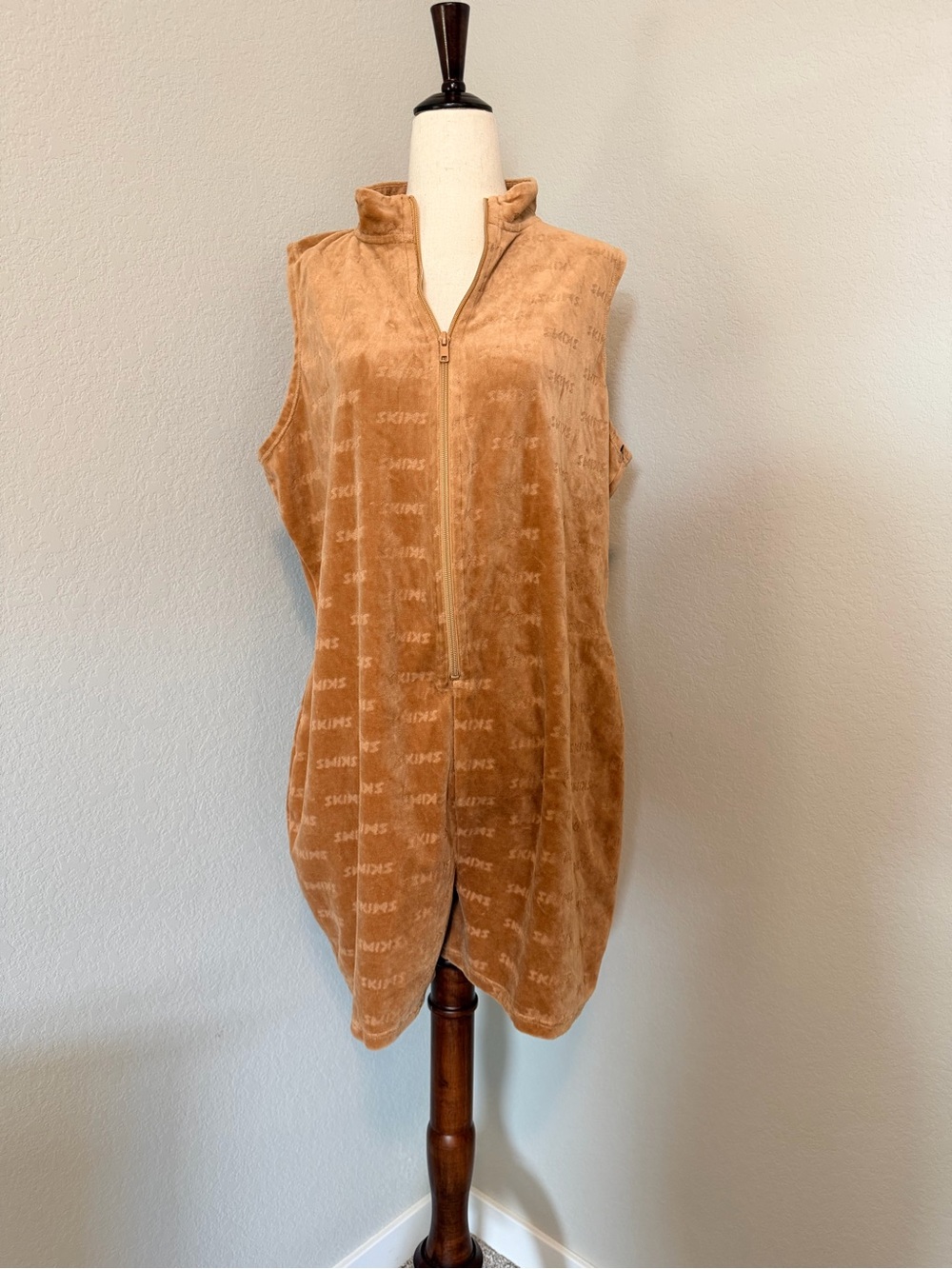 SKIMS Limited Edition Logo Velour Sleeveless Romper 2X - Camel